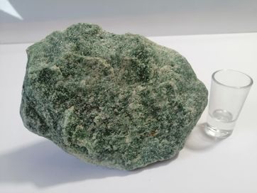 Naturalny kamień Awenturyn w formie surowych brył