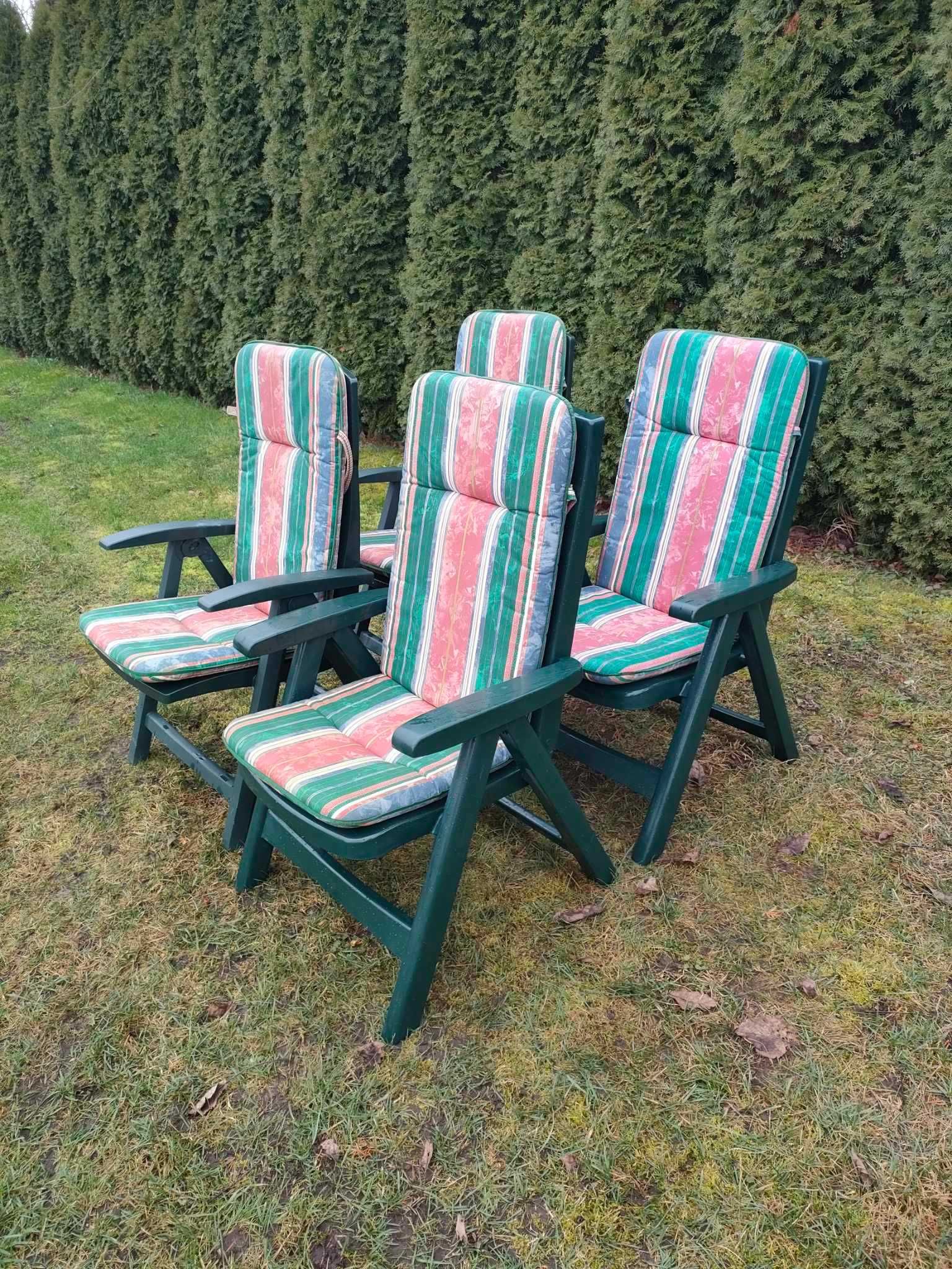 Jasno-zielone krzesła ogrodowe z materacykami