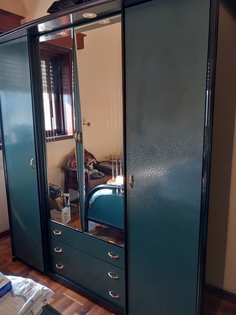 Quarto com cama em ferro