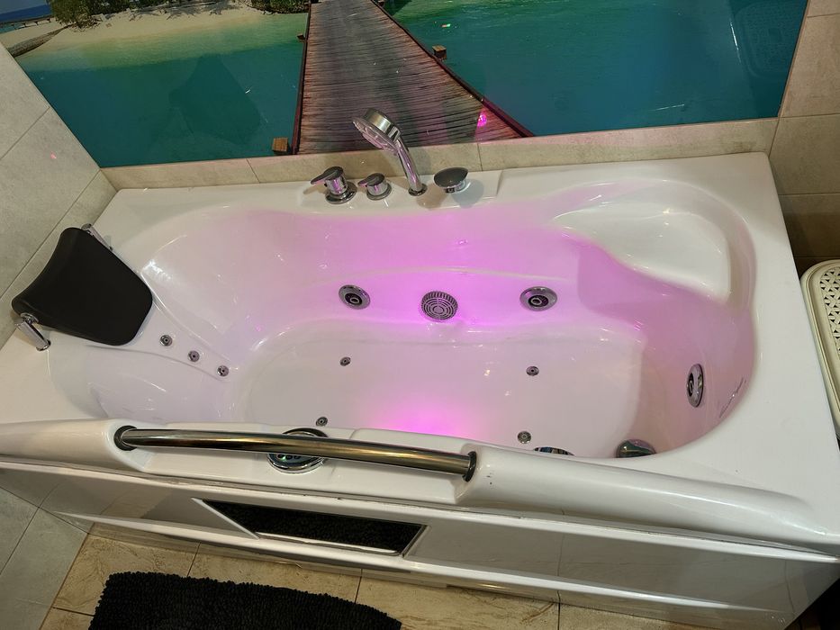 Wanna z hydromasażem i radiem