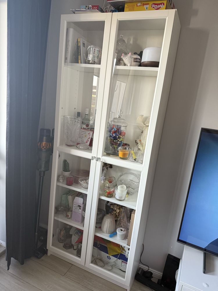 Witryna szklana ikea w bardzo dobrym stanie