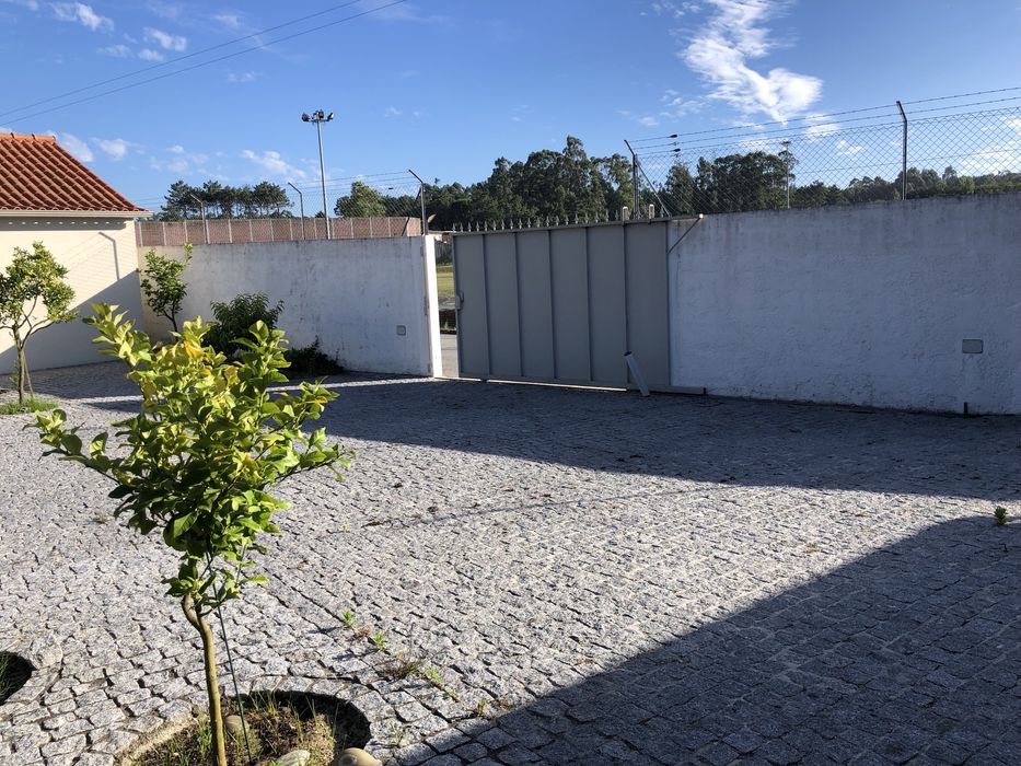 Quinta com duas casas com árvores de fruto