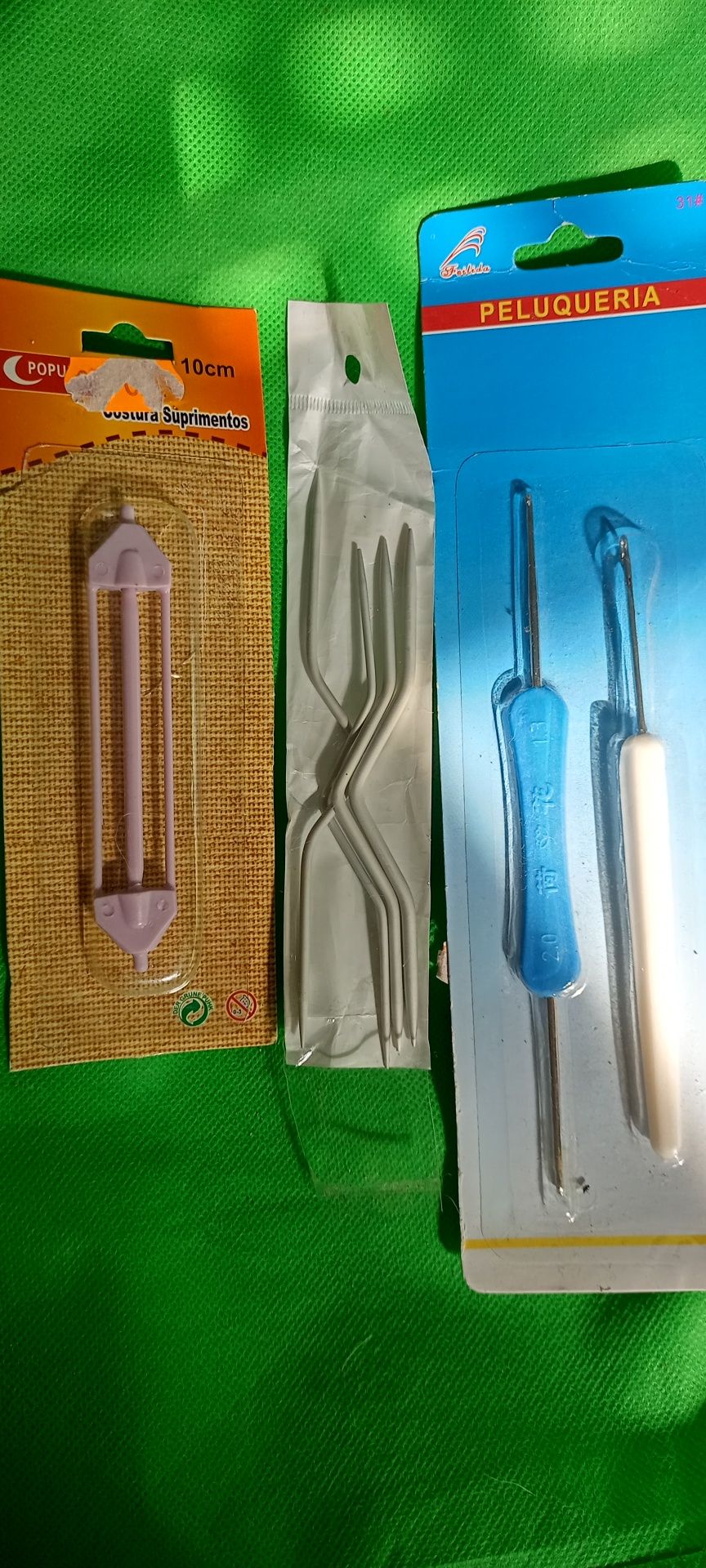 Lote de agulhas e outros utensílios para artesanato
