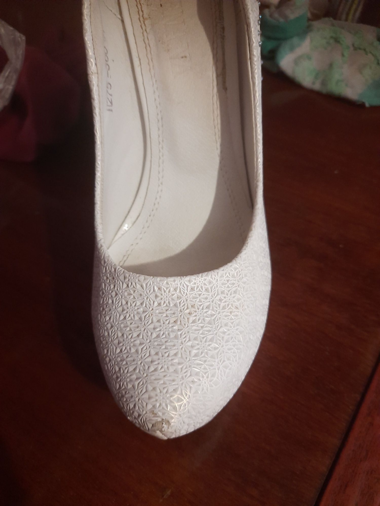 Білі весільні туфлі