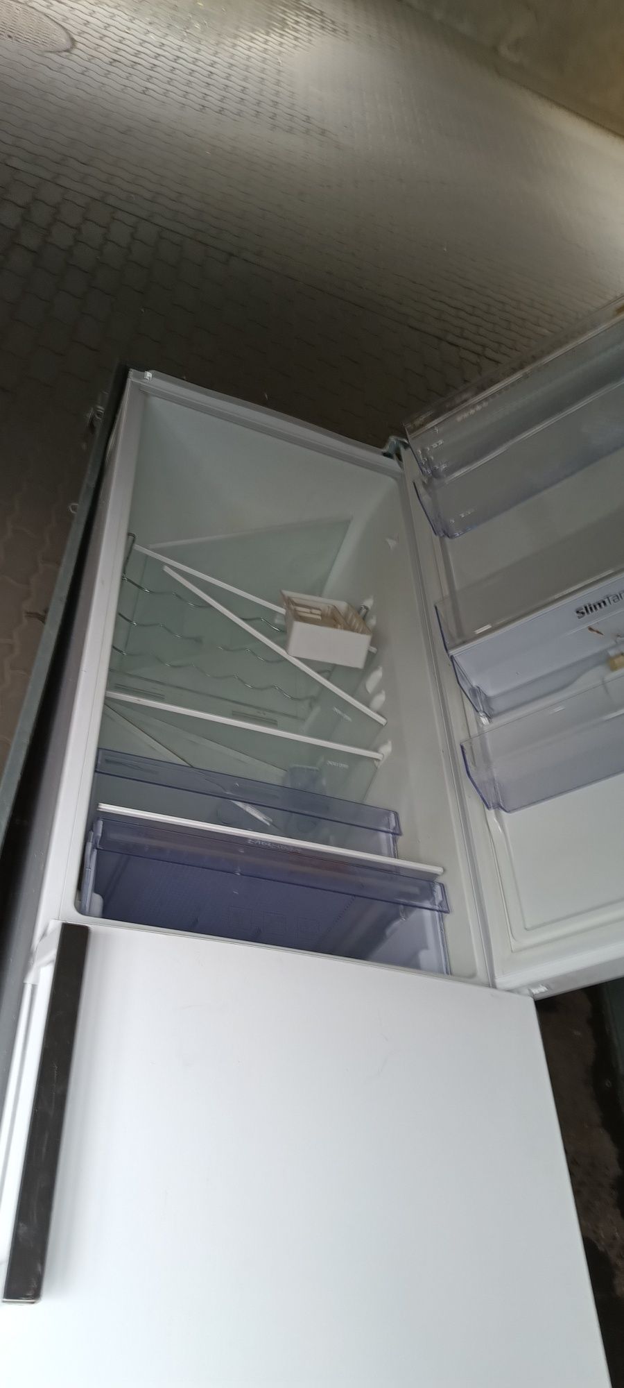 Sprzedam wszystkie półki , jonizator i klamki  do lodówki Beko