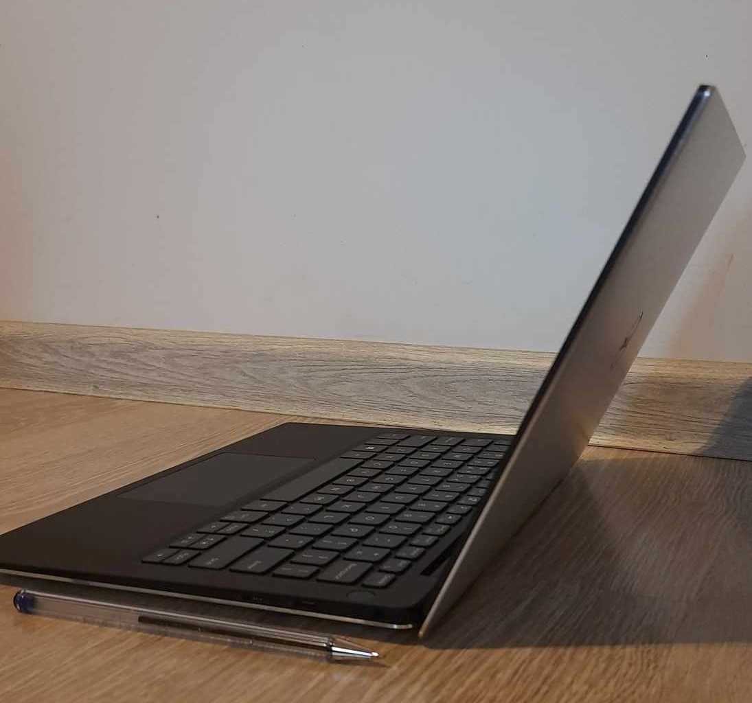 Laptop poleasingowy DELL 13 cali 256 GB srebrny, ekran dotykowy