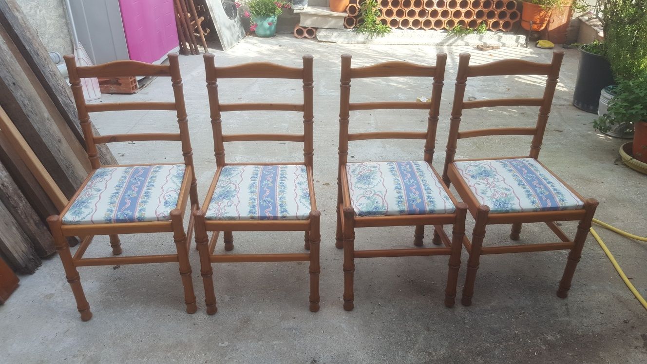 4 cadeiras  em madeira  torneadas