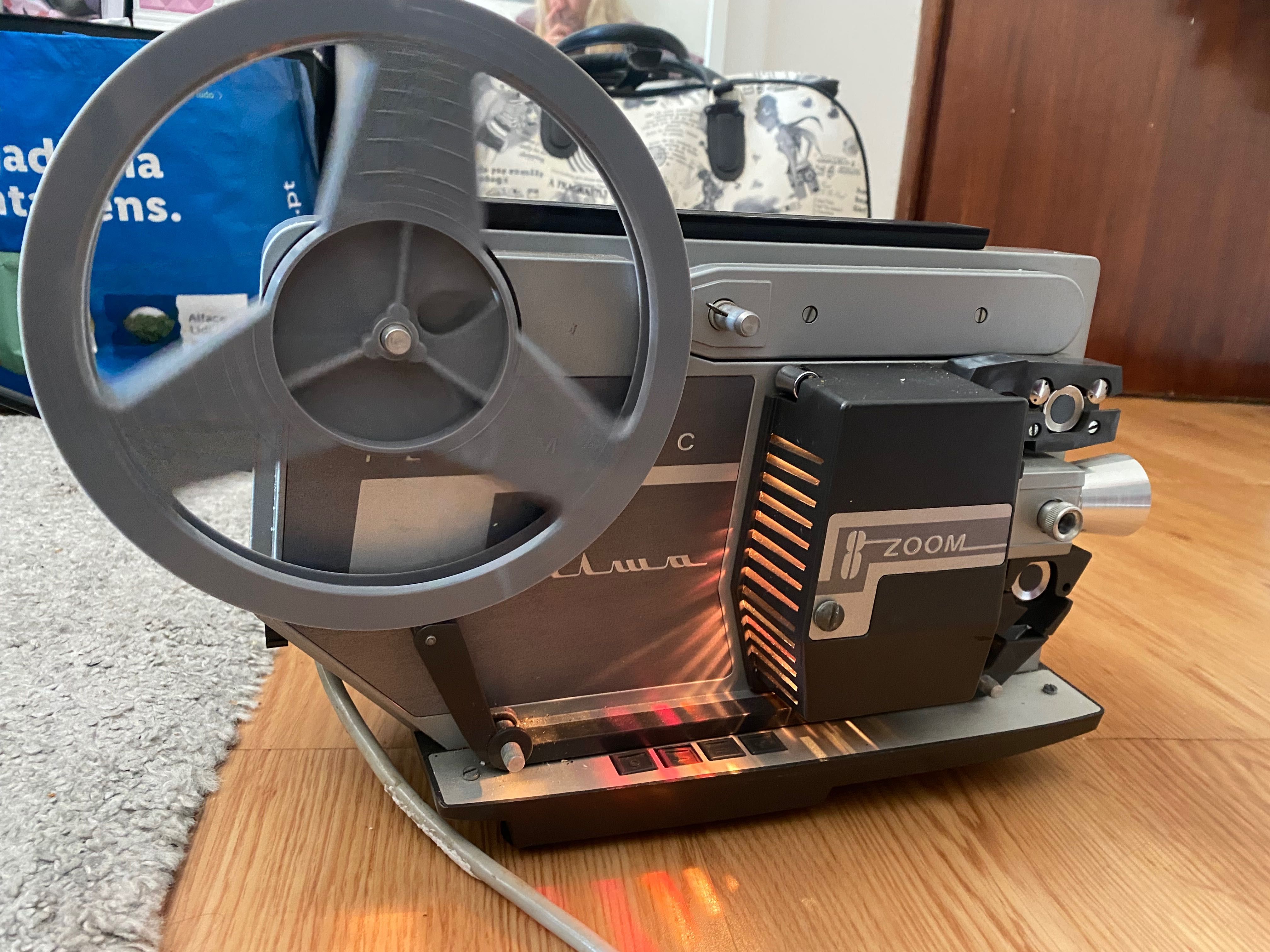 Máquina de projetar filmes de bobine