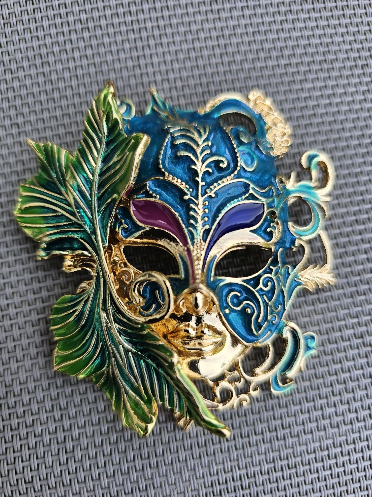 Broszka maska piękny design