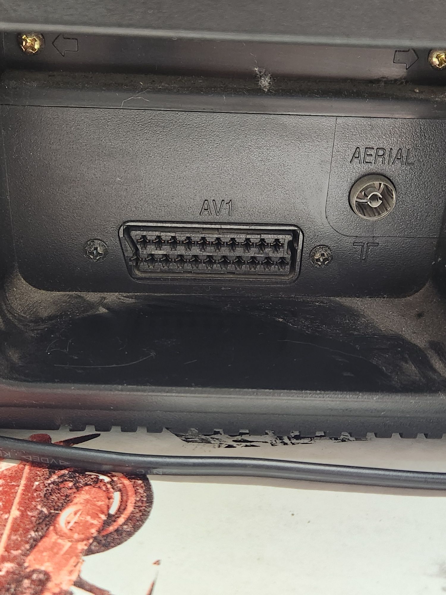 Televisão vintage com vídeo VHS incodporado
