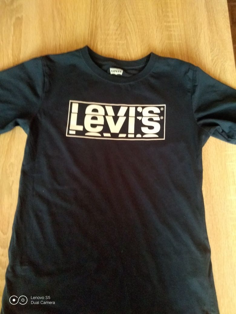 Продається футболка Levi's.