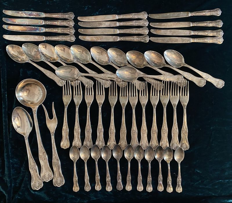 Komplet sztućców posrebrzanych na 12 osob srodek stolu ITALY