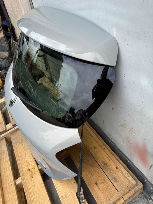 Кришка багажника Renault Zoe 12-19  задня ляда кляпа Рено зоя 12-19