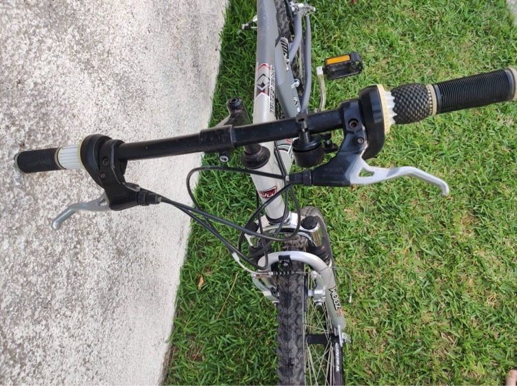 Strong bicicleta roda 26 com dupla suspensão