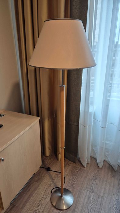 Lampa Podłogowa (Stojąca) z drewnianym trzonem i metalową podstawą