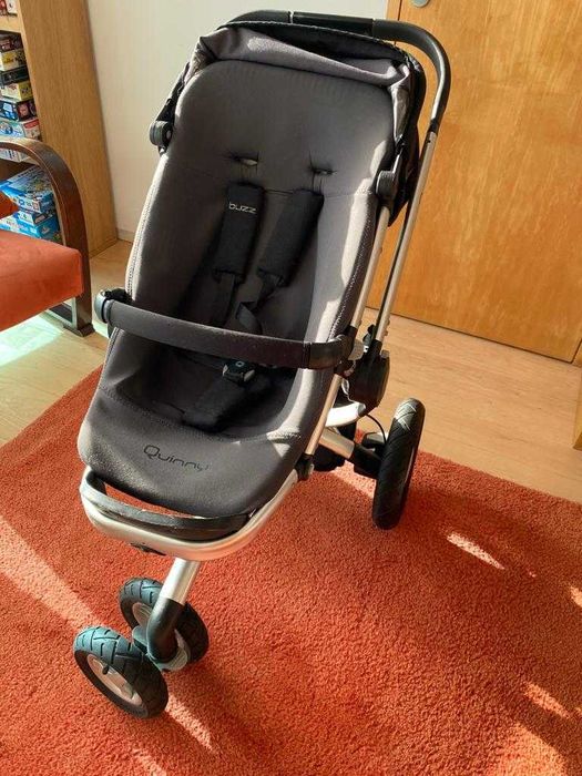 Carro de Passeio "Quinny" cor preto + Babycoq Maxi Cosi