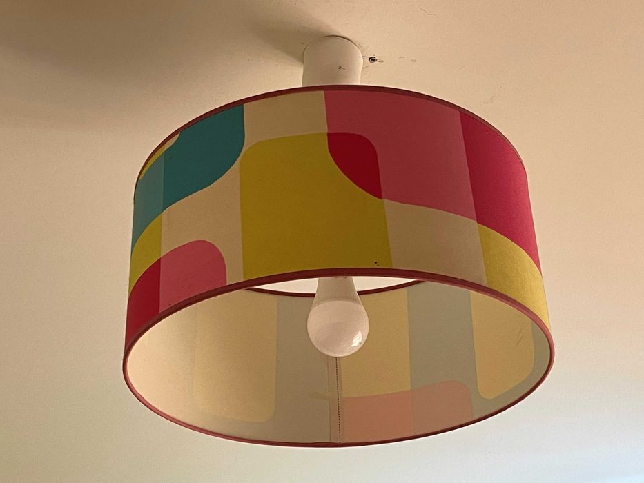 Candeeiro teto + 2 Cortinados + Candeeiro mesa às riscas coloridas