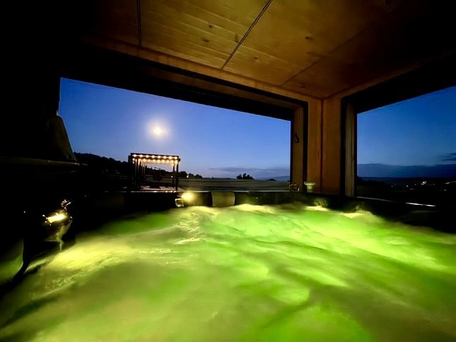 Stodoła Na Kresach-widokowy dom w górach z wyżywieniem JACUZZI & SAUNA
