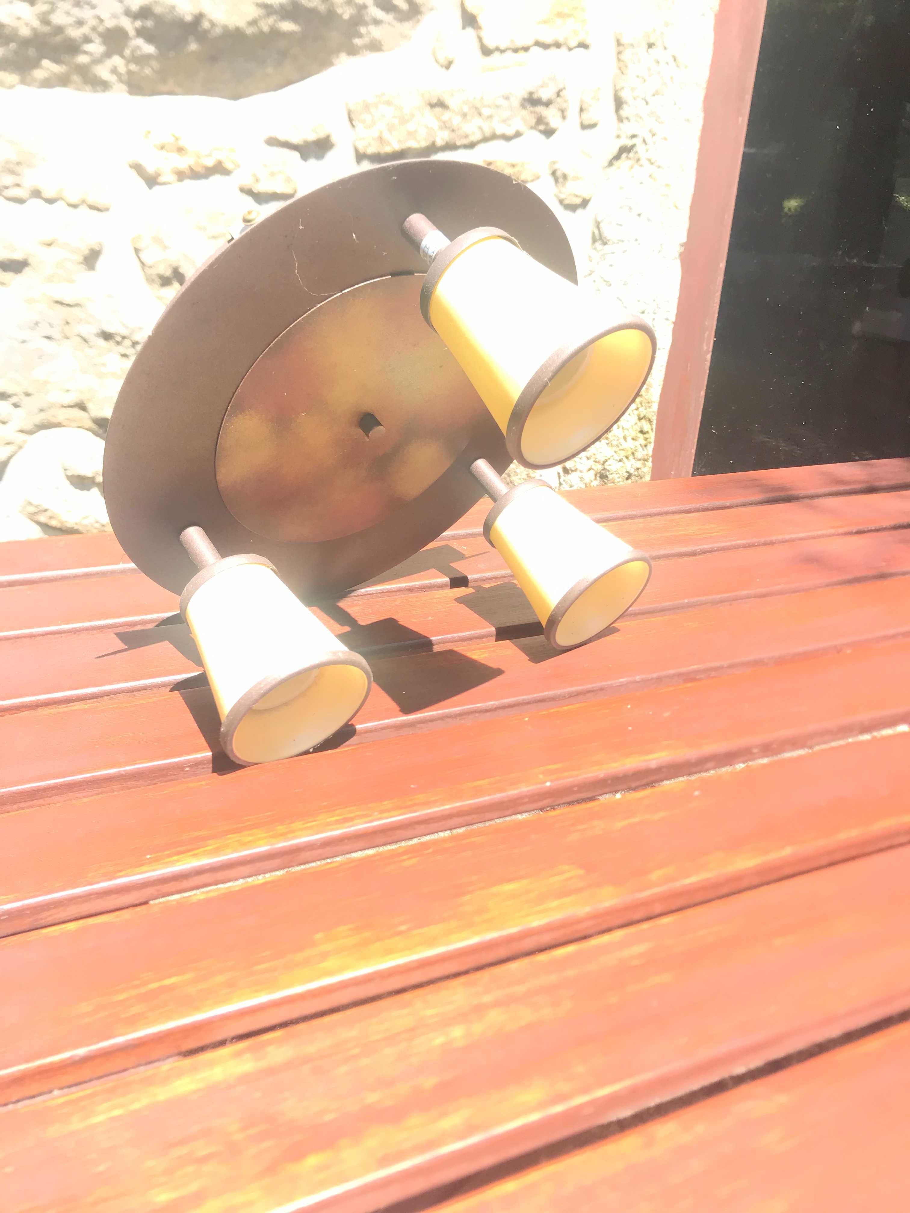 Candeeiro de tecto três lampadas