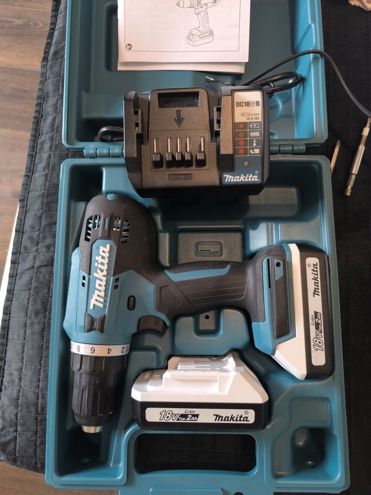 Aparafusadeira Makita 18v  com 2 baterias 2ah