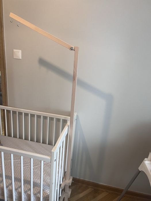 Drewniany stojak do karuzeli pałąk