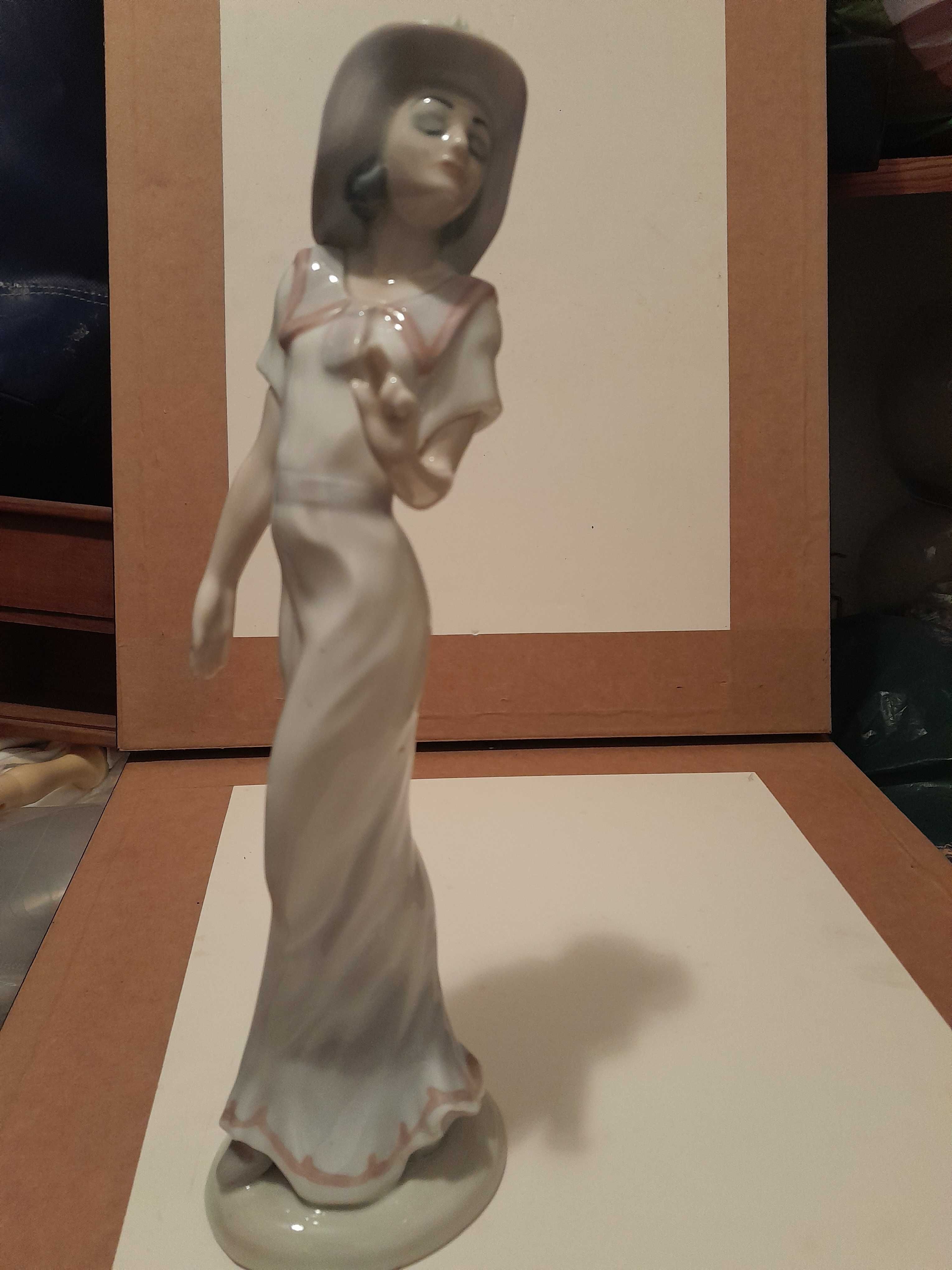 Estatueta " Mulher com chapéu "