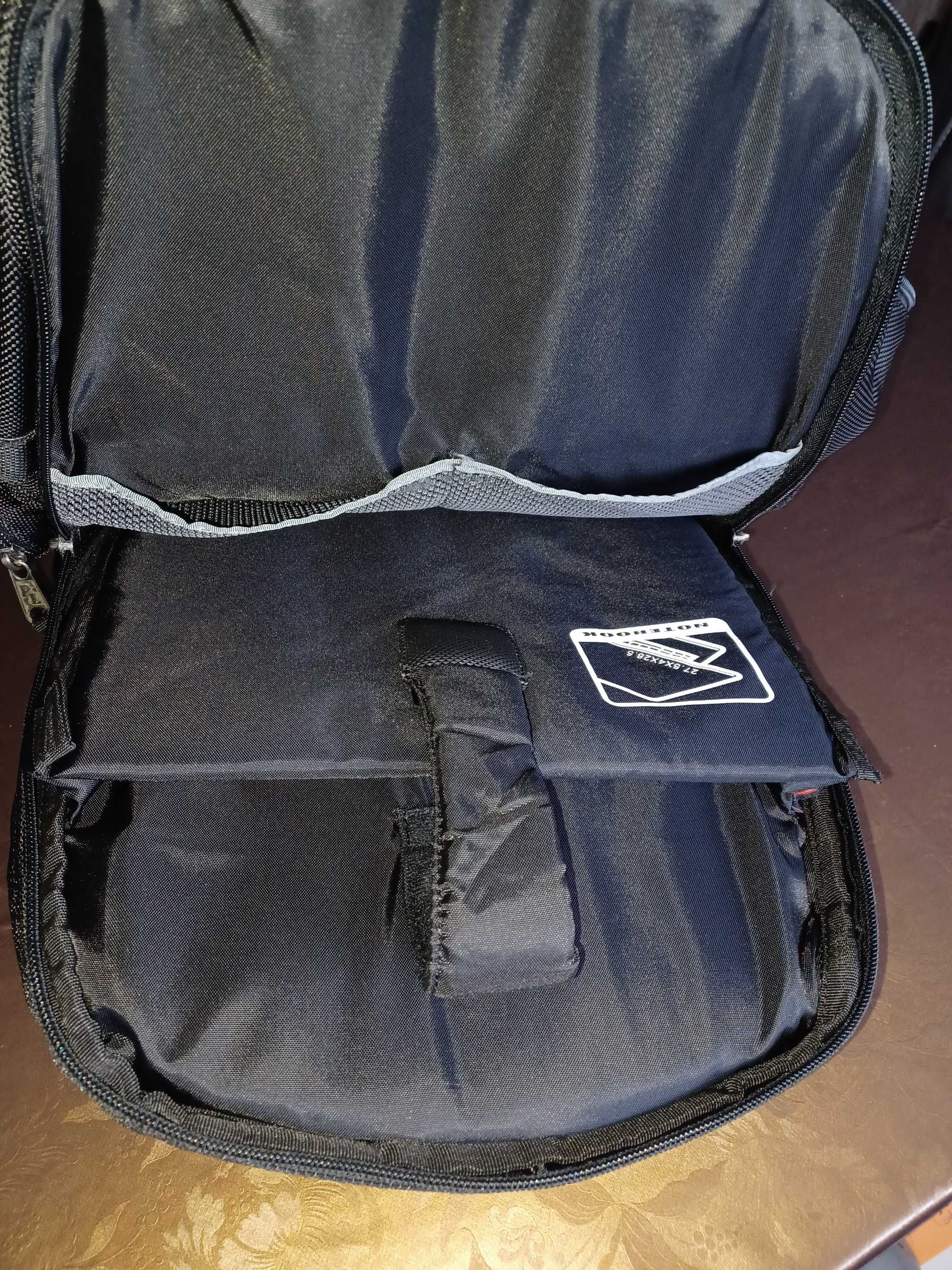 Mochila preta para transportar computador portátil