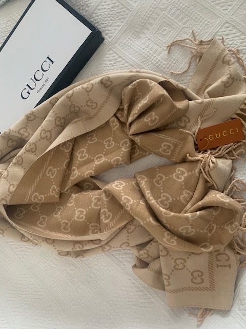 Welniany beżowy szslik Gucci