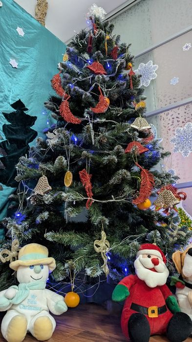 Новорічна ялинка 180 см. Зі снігом та шишками