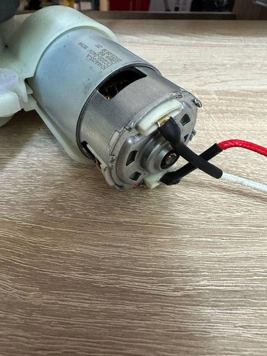 Silnik zespołu napędowego od ekspresu Cecotec Cremmaet Macchia 1350W