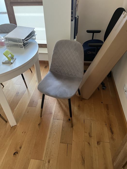 Sprzedam rozkładany stół + 4 krzesła – zestaw do jadalni/kuchni