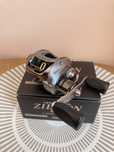 Daiwa Zillion 100 PL Crazy Cranker.