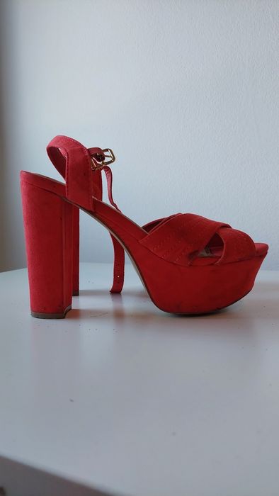 Sandalia vermelha com presilha
