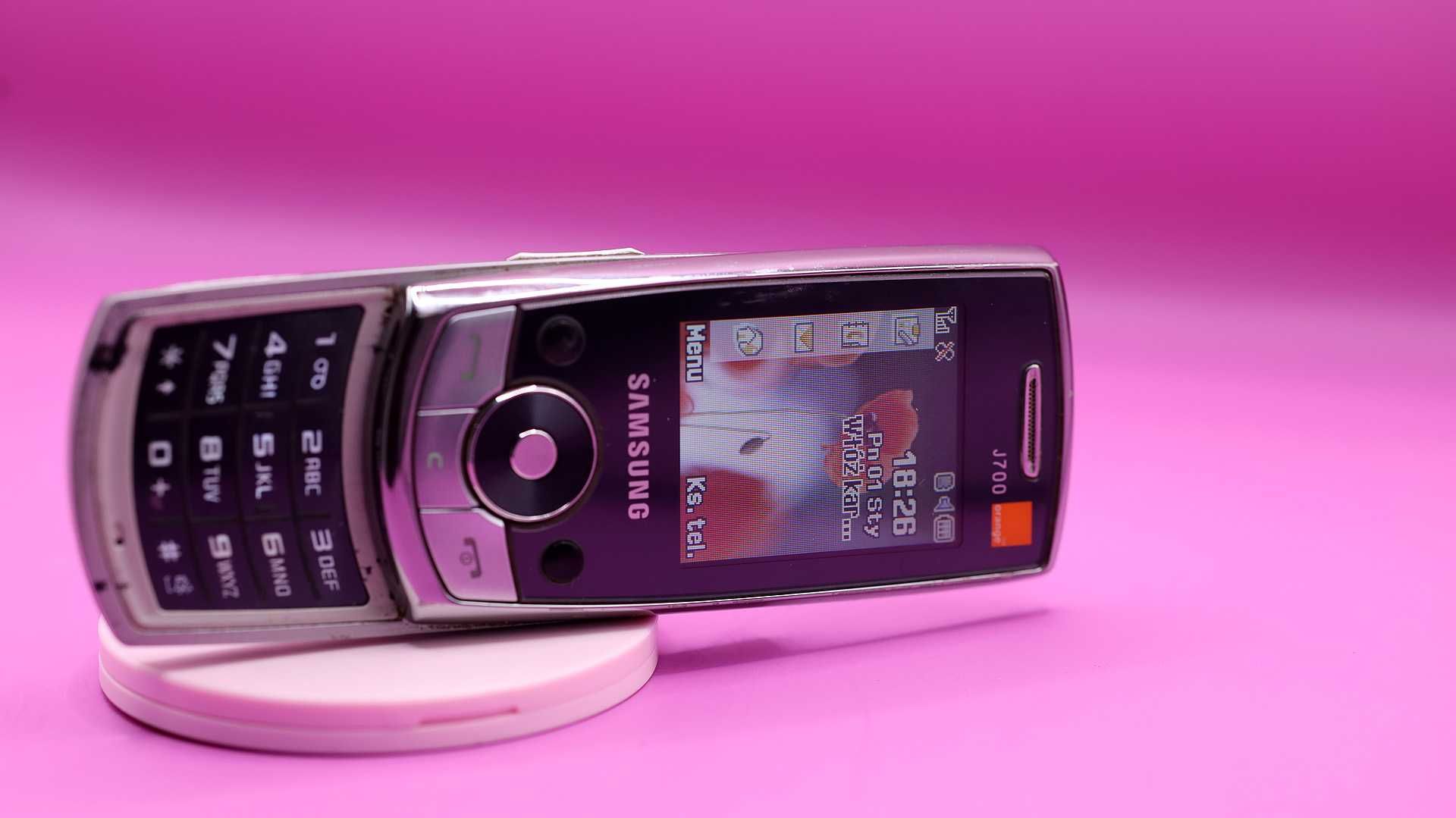 Samsung J700 – retro telefon typu slider, stan dobry, kolekcjonerski