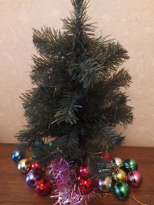 Настольная искусственная ёлка с игрушками
