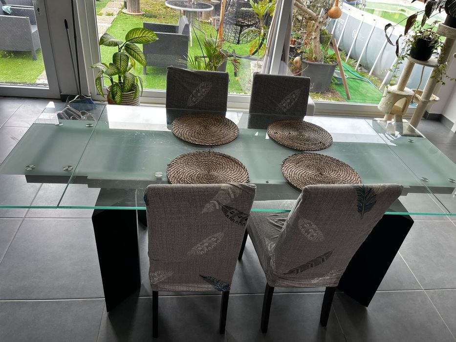 Mesa vidro  de jantar+4cadeiras  ,1,60m/1,90/2,20. X0,90m