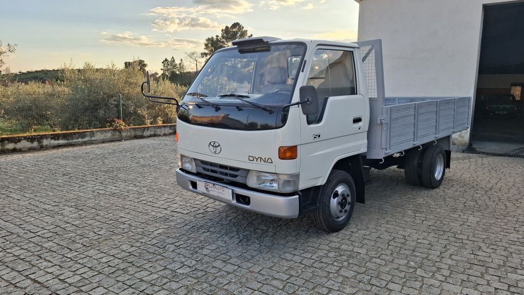 Toyota dyna 150 poucos km