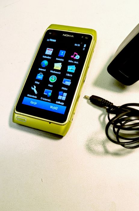 Nokia N8 w kolorze zielonym z ładowarką.