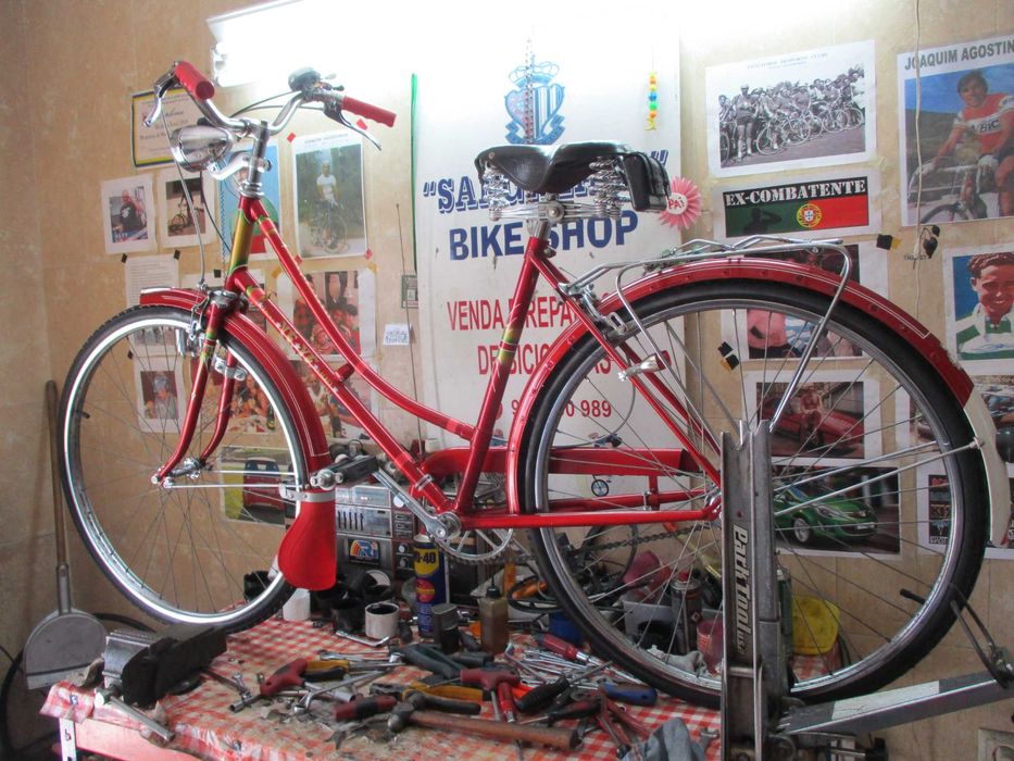 Bicicleta Senhora Pasteleira VERMELHA YÉ-YÉ c/ mudanças VINTAGE