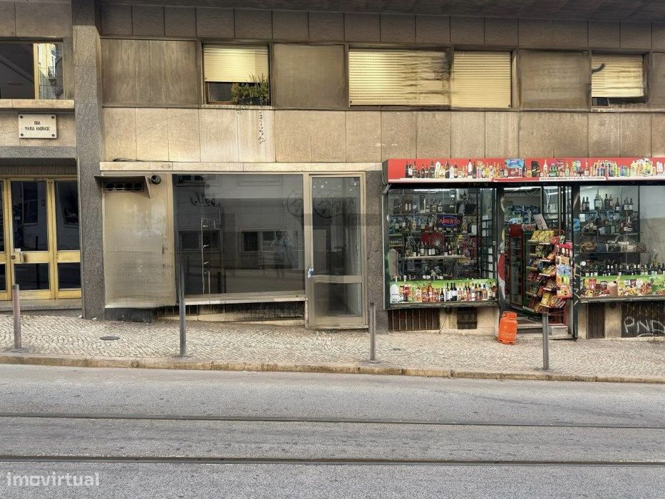 Loja com Prestigiada Localização e Montra ao Nível da Rua para Arre...