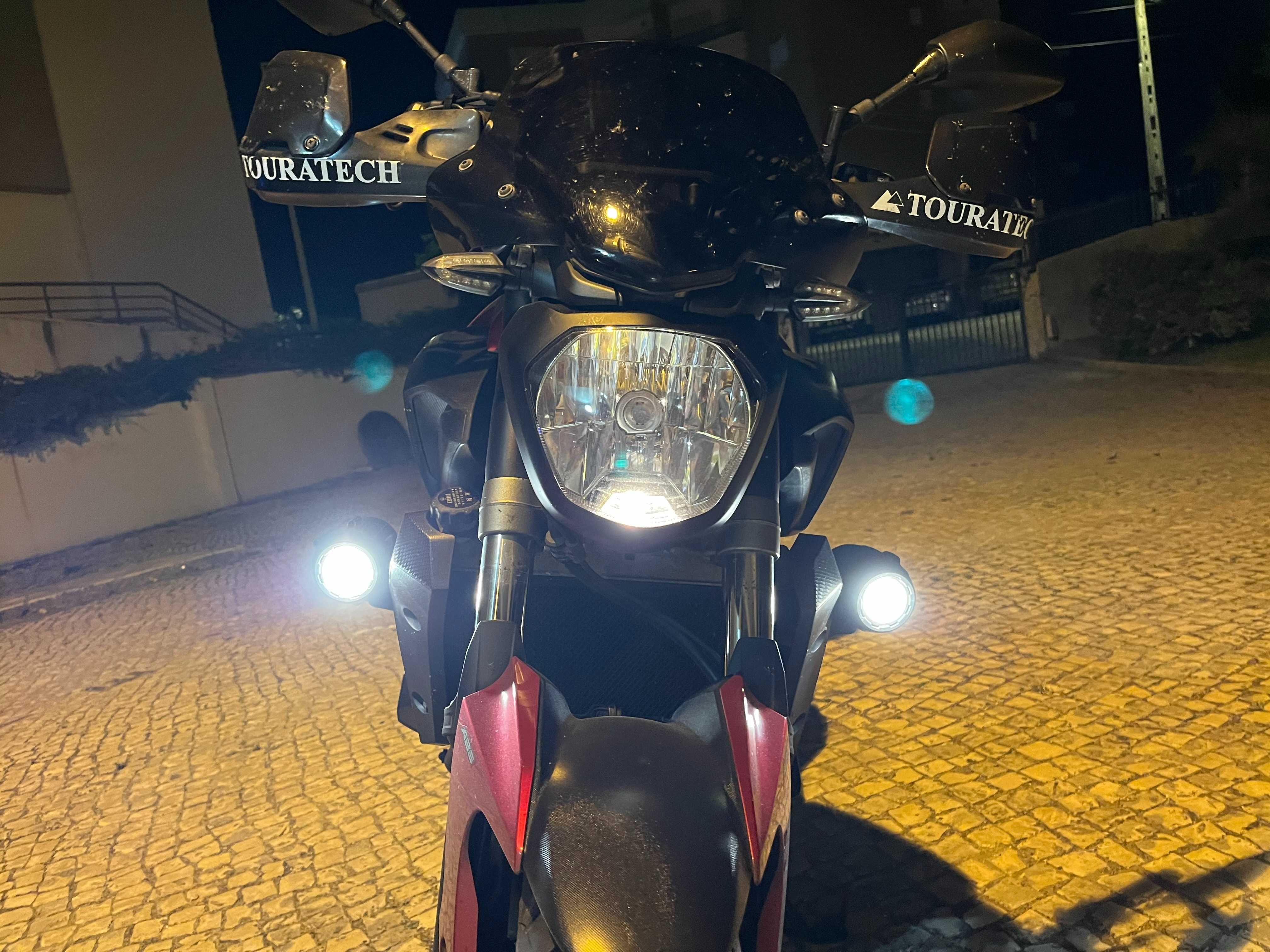Yamaha MT 700 cor vermelha