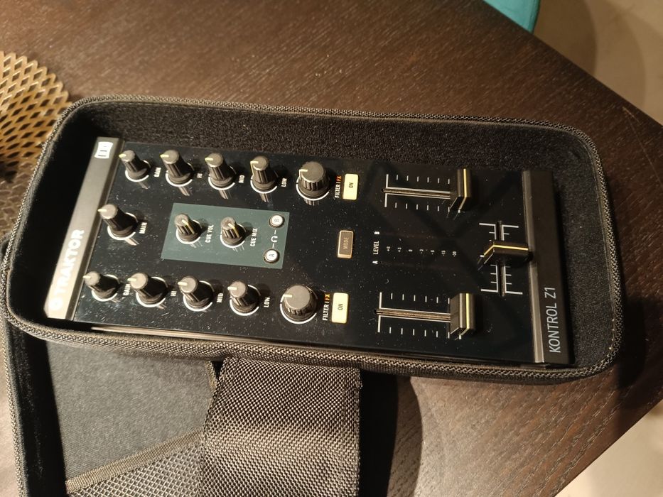 Traktor Kontrol Z1 + Kontrol Bag