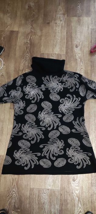 Продам  2 женских цветных свитера р 50-52