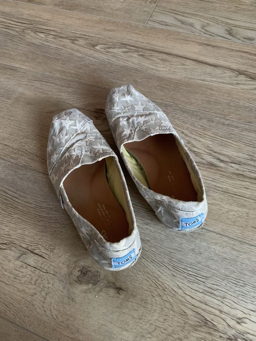 Beżowe materiałowe buty wsuwane mokasyny w gwiazdki rozmiar 36,5 Toms