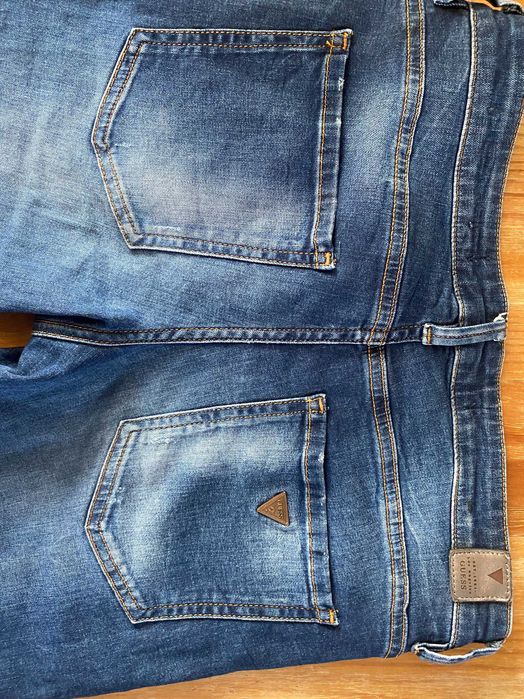 Jeansy Guess Tomboy z charakterystycznymi dziurami