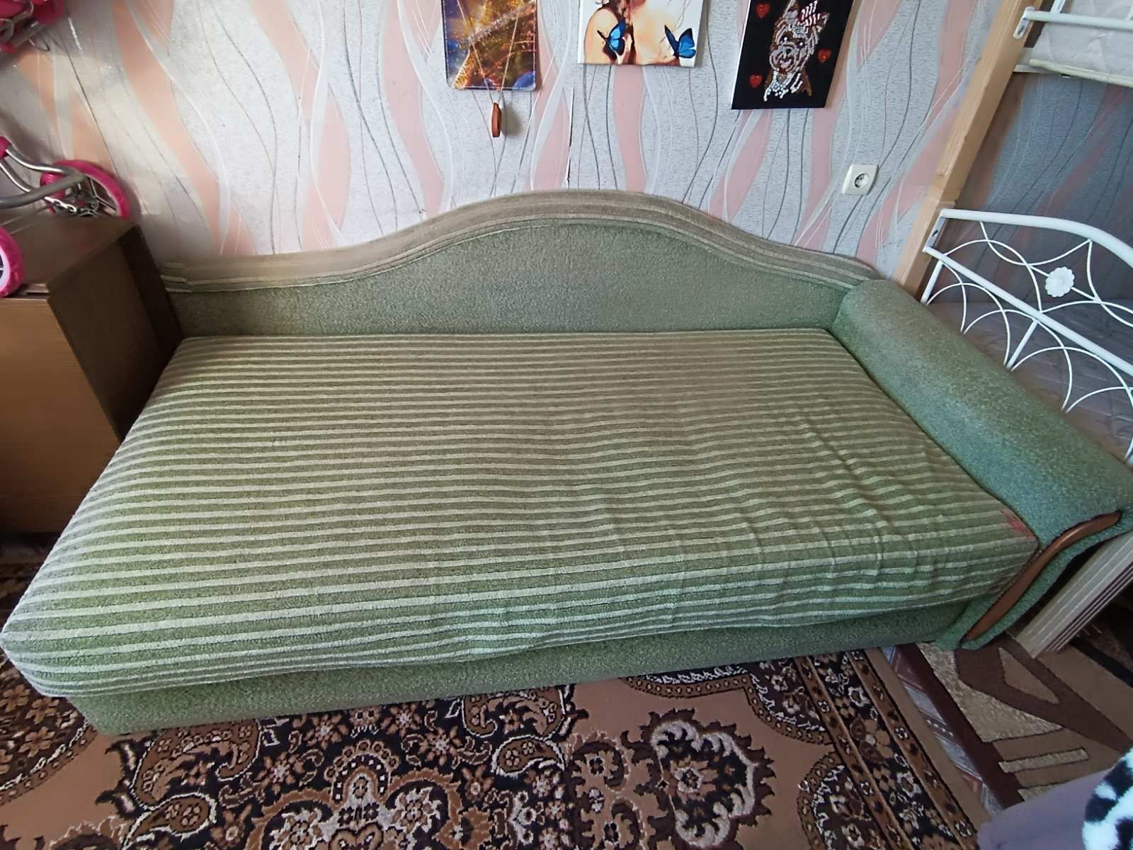 Продам диван зеленого кольору