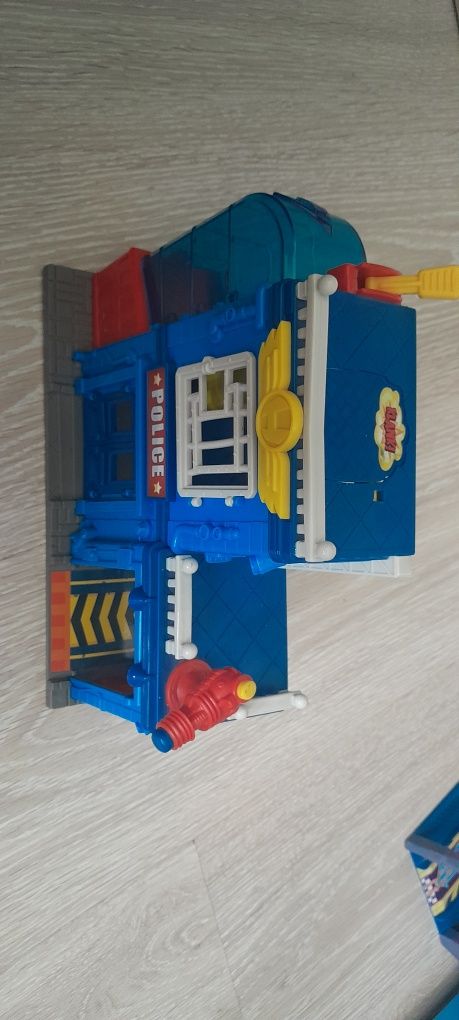 Baza policji Super things, gratis figurka