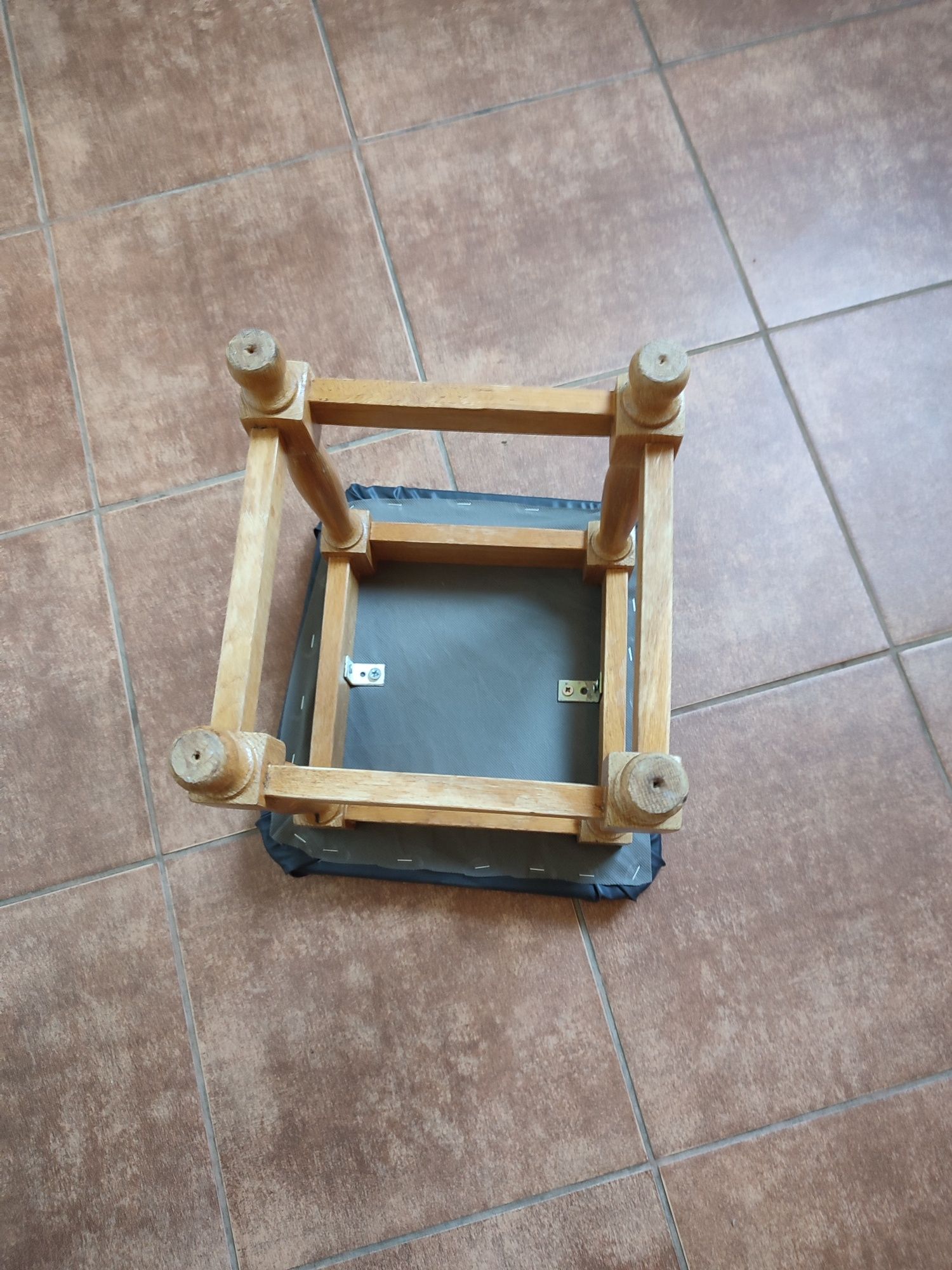 Stołek , taboret.