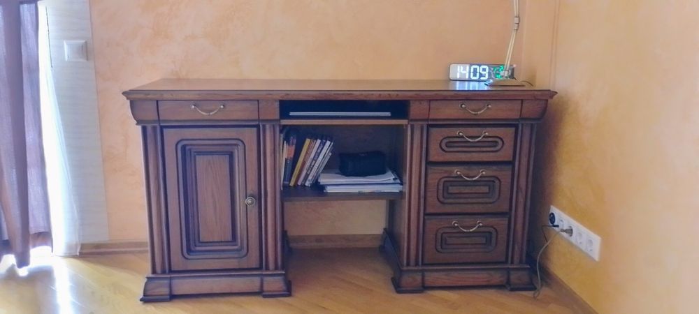 Стіл деревʼяний.