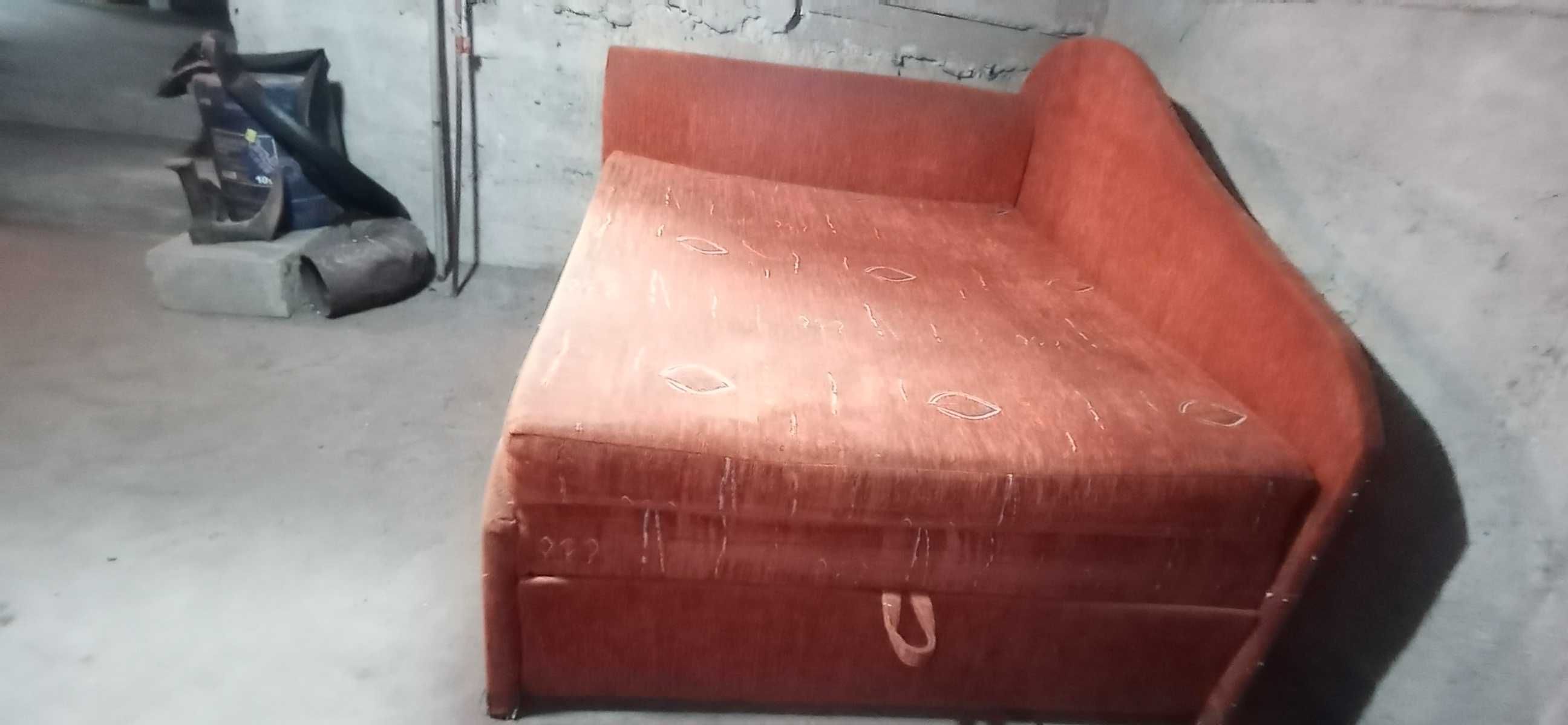 Rudo-brązowe łóżko dziecięce